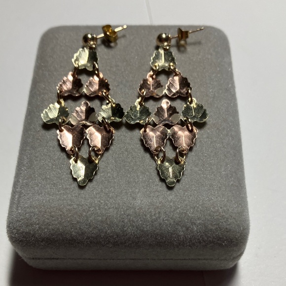 Earrings Vintage Beautiful Black Hills Cascading Leaf Earrings 12/14 K Gold - Picture 2 of 9